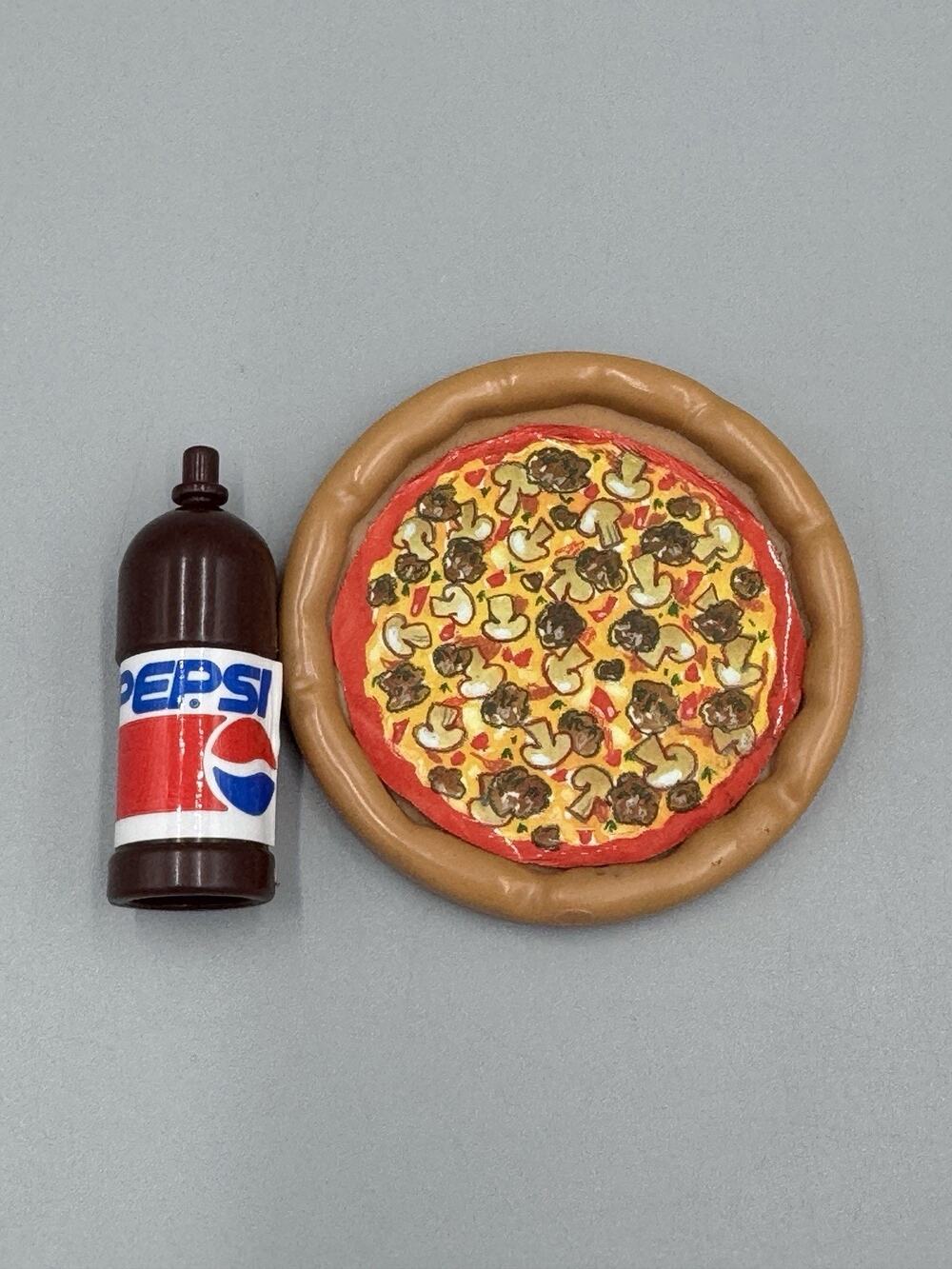 Vintage Dollhouse Mini Plastic Round Pizza W/ Pepsi Cola Bottle